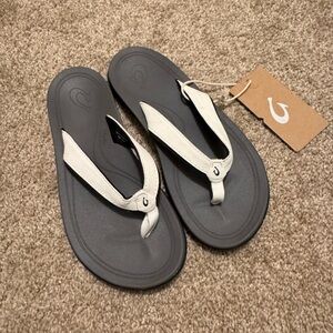 OluKai White & Gray Women’s Sandals